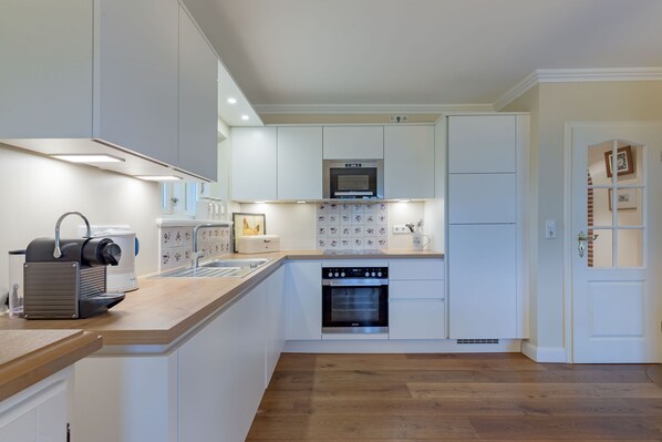 Kühlschrank, Mikrowelle, Ofen, Geschirrspüler