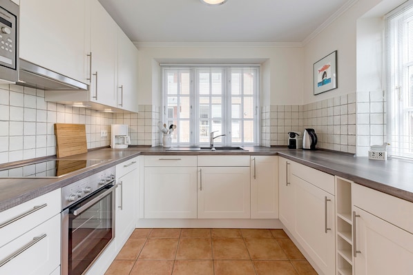 Køleskab, mikrobølgeovn, ovn, opvaskemaskine