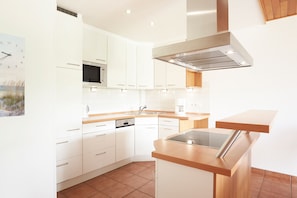 Kühlschrank, Mikrowelle, Ofen, Geschirrspüler