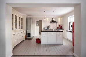 Kühlschrank, Ofen, Geschirrspüler, Wasserkocher mit Kaffee-/Teezubehör