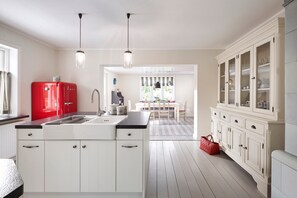 Kühlschrank, Ofen, Geschirrspüler, Wasserkocher mit Kaffee-/Teezubehör