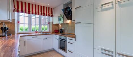 KĂŒhlschrank, Mikrowelle, Ofen, GeschirrspĂŒler