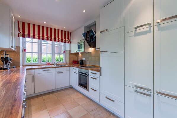 Réfrigérateur, micro-ondes, four, lave-vaisselle