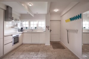 Fridge, oven, dishwasher, coffee/tea maker