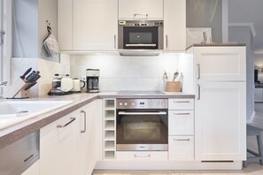 Kühlschrank, Mikrowelle, Ofen, Geschirrspüler