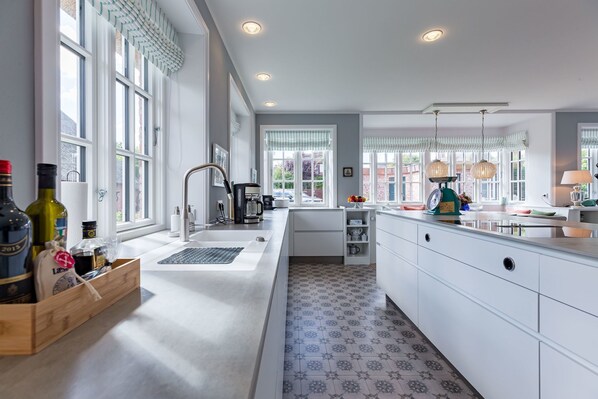Fridge, oven, dishwasher, coffee/tea maker