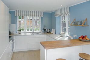 Køleskab, ovn, opvaskemaskine, kaffe-/temaskine