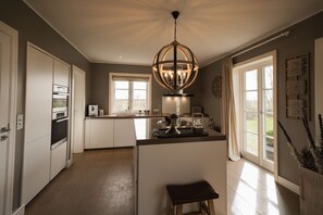 Fridge, oven, dishwasher, coffee/tea maker