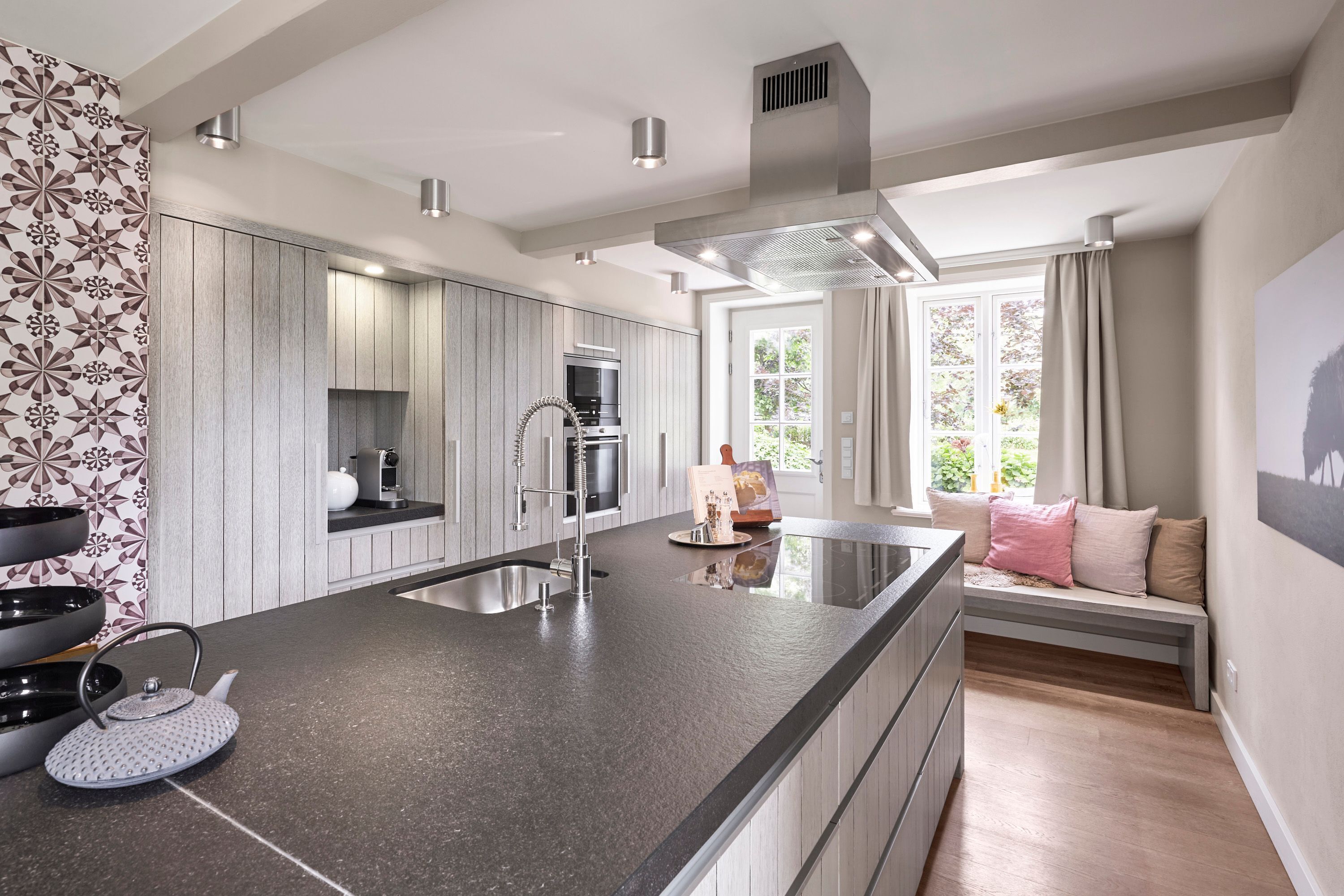 Fridge, oven, dishwasher, coffee/tea maker