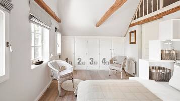 3 bedrooms, in-room safe, WiFi, bed sheets