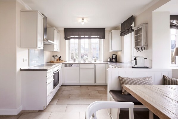 Køleskab, opvaskemaskine, kaffe-/temaskine, elkedel