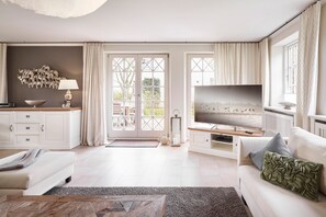TV, fireplace