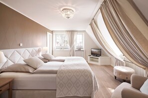 3 bedrooms, in-room safe, desk, WiFi