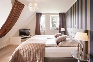 3 bedrooms, in-room safe, desk, WiFi