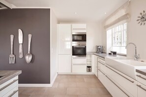 Fridge, oven, dishwasher, coffee/tea maker