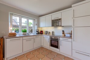 Kühlschrank, Mikrowelle, Ofen, Geschirrspüler