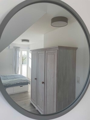 3 habitaciones, escritorio y tabla de planchar con plancha