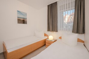 2 bedrooms, travel crib, WiFi