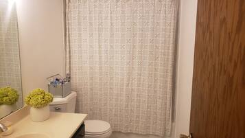 Baignoire, sĂšche-cheveux, serviettes fournies, savon