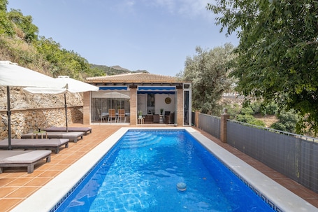 Pool. Holiday Home 'Casa Flamenca' with Mountain View, Wi-Fi and Air Conditioning