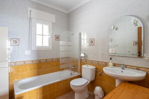 Bathtub, hair dryer, towels - Villa "Hugo" with Sea and Mountain View & Wi-Fi (Cómpeta)