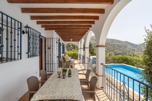 Outdoor dining - Villa "Hugo" with Sea and Mountain View & Wi-Fi (Cómpeta)