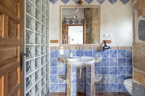 Tina, secadora de cabello, toallas 