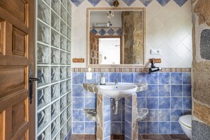 Badkar, hårtork och handdukar