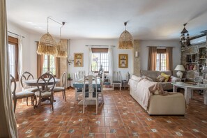 テレビ、暖炉、DVD プレーヤー、ステレオ