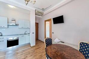 Fridge, oven, stovetop, coffee/tea maker