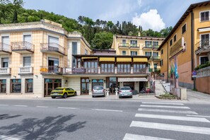 Exterior - Hotel Apartment "Gardasol Romantic 1 Vista Lago" with Lake View, Pool & Wi-Fi (Toscolano maderno)