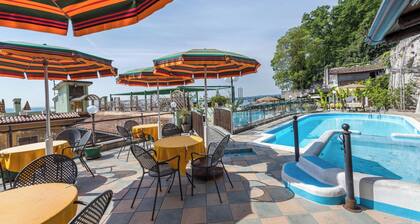 HĂŽtel Appartement 'Gardasol Superior 2 Vista Lago' avec vue sur le lac, piscine et Wi-Fi
