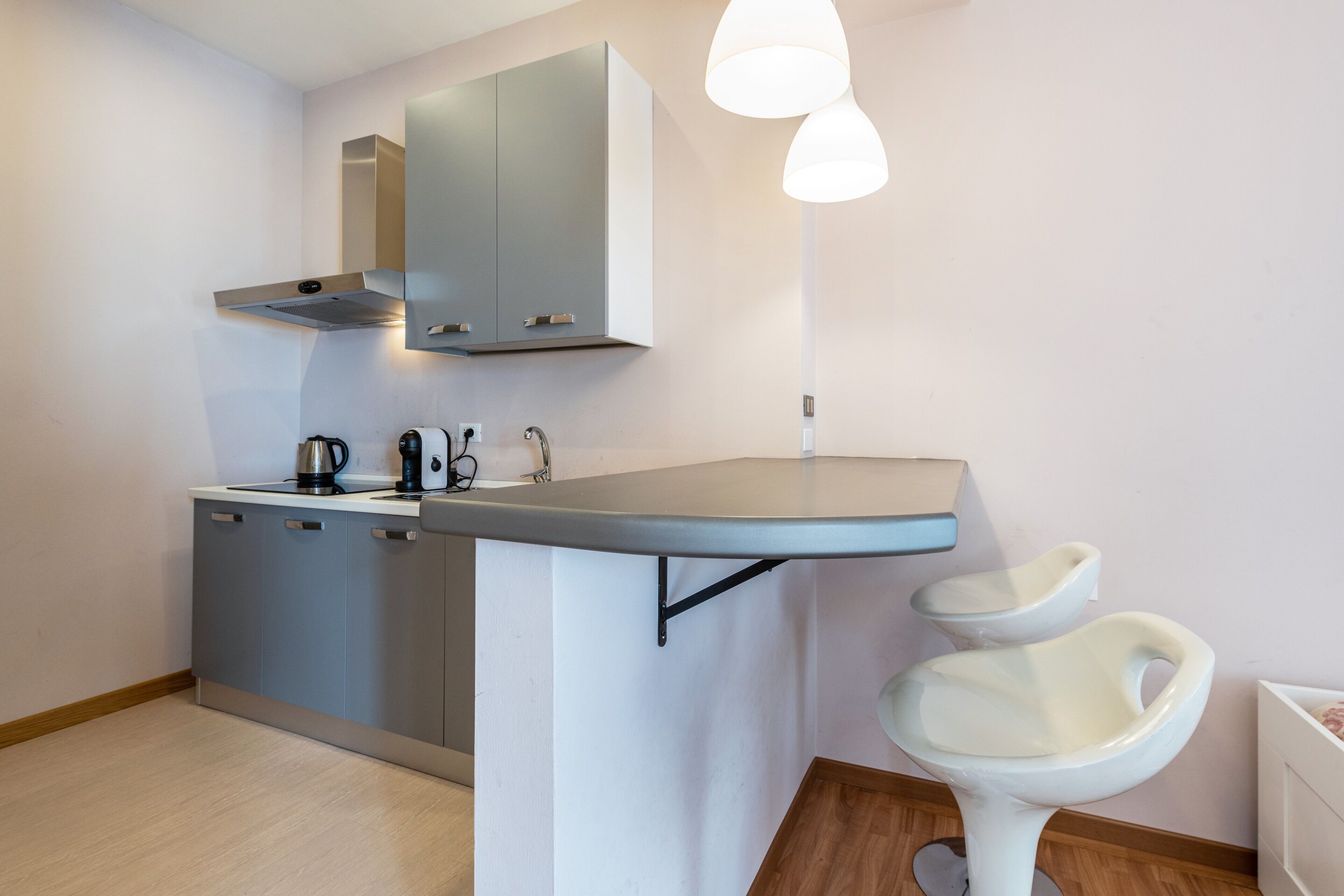 Fridge, oven, stovetop, coffee/tea maker