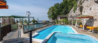 Hotel Apartment "Gardasol Superior 1 Vista Lago" with Lake View, Pool & Wi-Fi