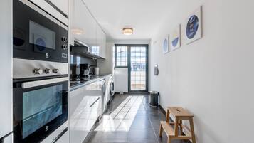Køleskab, mikrobølgeovn, ovn, kogeplade