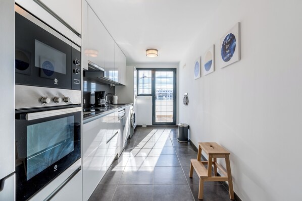 Refrigerador, microondas, horno, placa de cocina