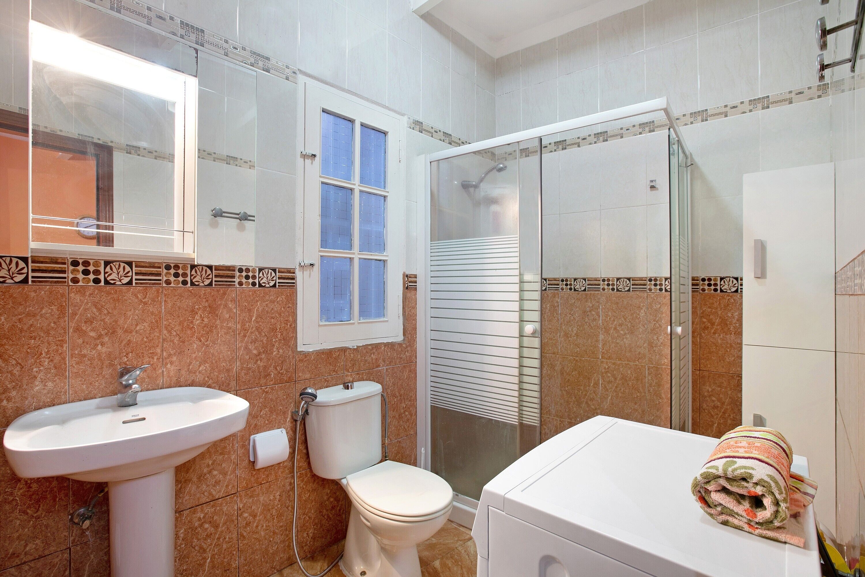 Douche, articles de toilette gratuits, sèche-cheveux