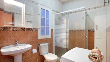 Douche, articles de toilette gratuits, sèche-cheveux