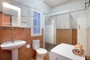 Regadera, amenidades de baño gratuitas, secadora de cabello, toallas 