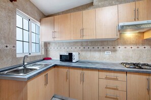 Frigorífico, microondas, horno y placa de cocina