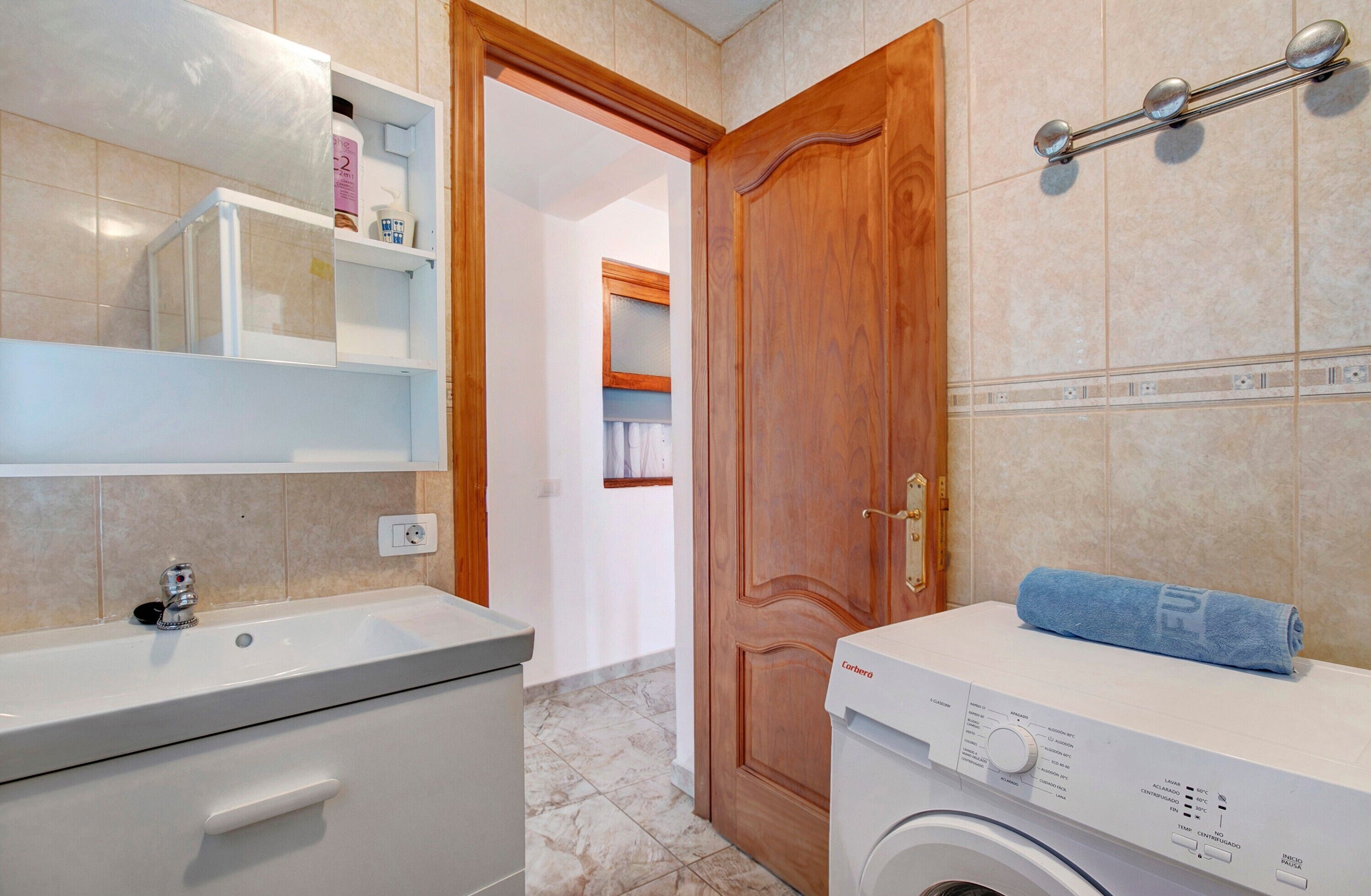 Douche, sèche-cheveux, serviettes fournies