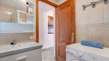 Douche, sèche-cheveux, serviettes fournies