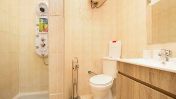 Douche, sèche-cheveux, serviettes fournies