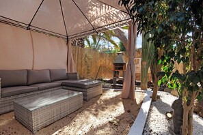 Property grounds - Vacation Home "Casa Alexis" with Wi-Fi, Terrace & Garden (La lajita)