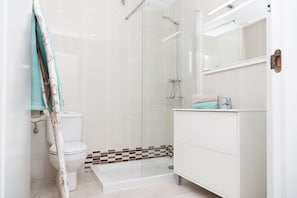 Douche, sĂšche-cheveux, serviettes fournies