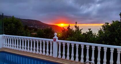 Holiday Home LaCerca with Sea View, Pool, Wi-Fi & Garden
