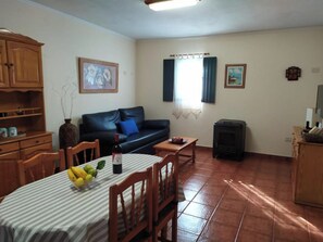 Una televisión, una chimenea