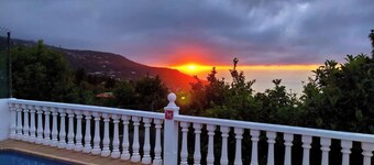 Holiday Home LaCerca with Sea View, Pool, Wi-Fi & Garden