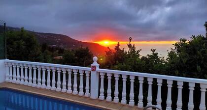 Holiday Home LaCerca with Sea View, Pool, Wi-Fi & Garden