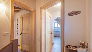 Un pasillo con puertas de madera, un cartel que dice 'Panorama' y un cuenco de huevos sobre una encimera.